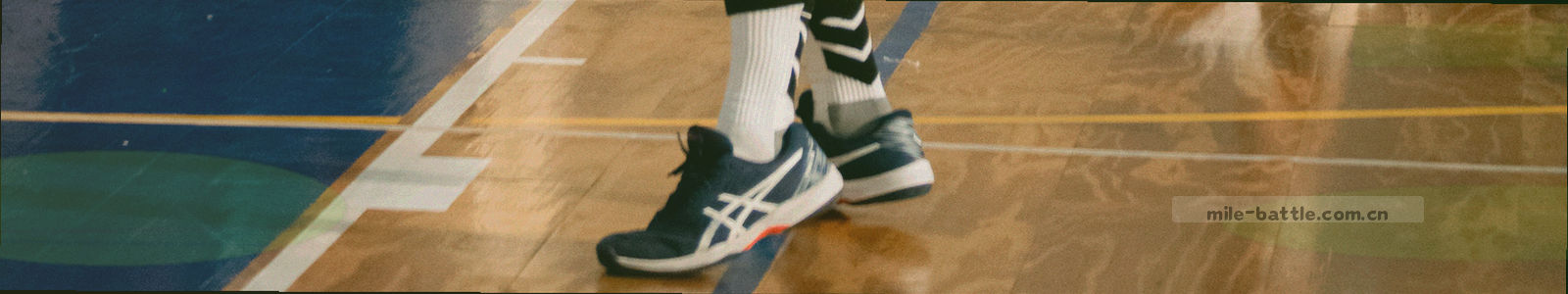 由细密数字线路网格构成的数据保护抽象纹理